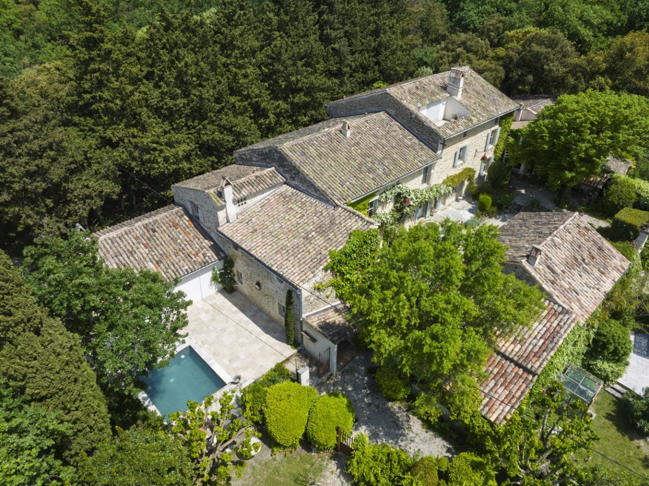 A VENDRE- REF 354- -EXCLUSIVITE -PROPRIETE DE PRESTIGE -MAS EN PIERRES 590m² -20 PIECES-9/10 CHAMBRES- PISCINE A DEBORDEMENT-5 GARAGES- 1 LODGE BALINEEN -26130 MONTSEGUR DROME-1900000€