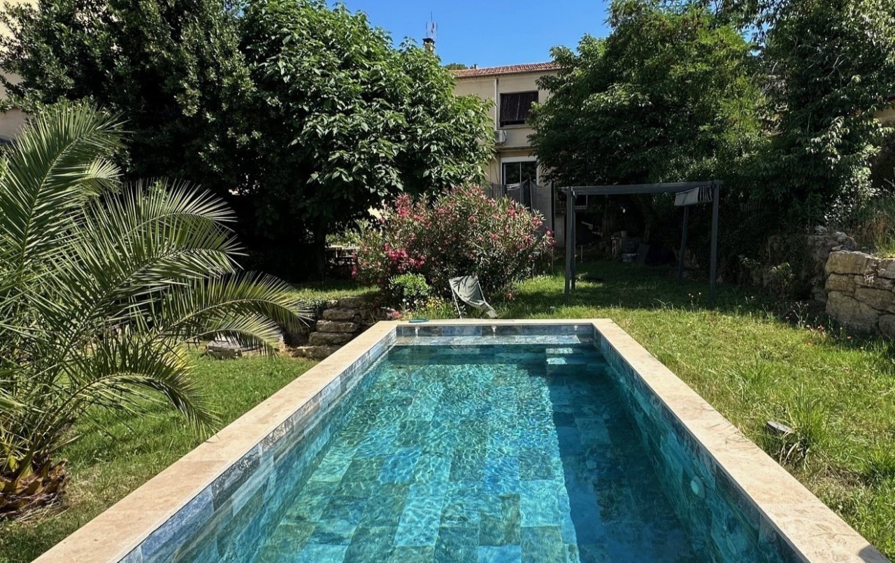 A VENDRE- VAUCLUSE- REF 351 - MAISON DE VILLAGE146M² - T6 - 5 CHAMBRES- 730 M² TERRAIN 730m²- PISCINE- 84110 PUYMERAS-VAISON- 421 000€