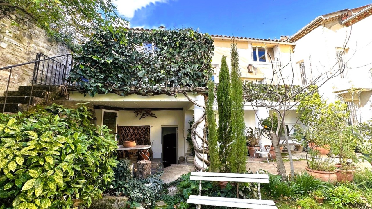 A VENDRE- VAISON LA ROMAINE -84110-VAUCLUSE- MAISON DE VILLE EN PIERRES-T12- 320m²-5CHAMBRES-JARDIN-GARAGE-LOCAL PROFESSIONNEL -545000€